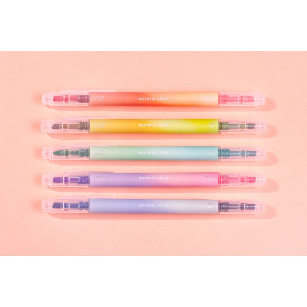 Aurora Pen Set mit fuenf Stiften  untereinander auf rosanem Untergrund.